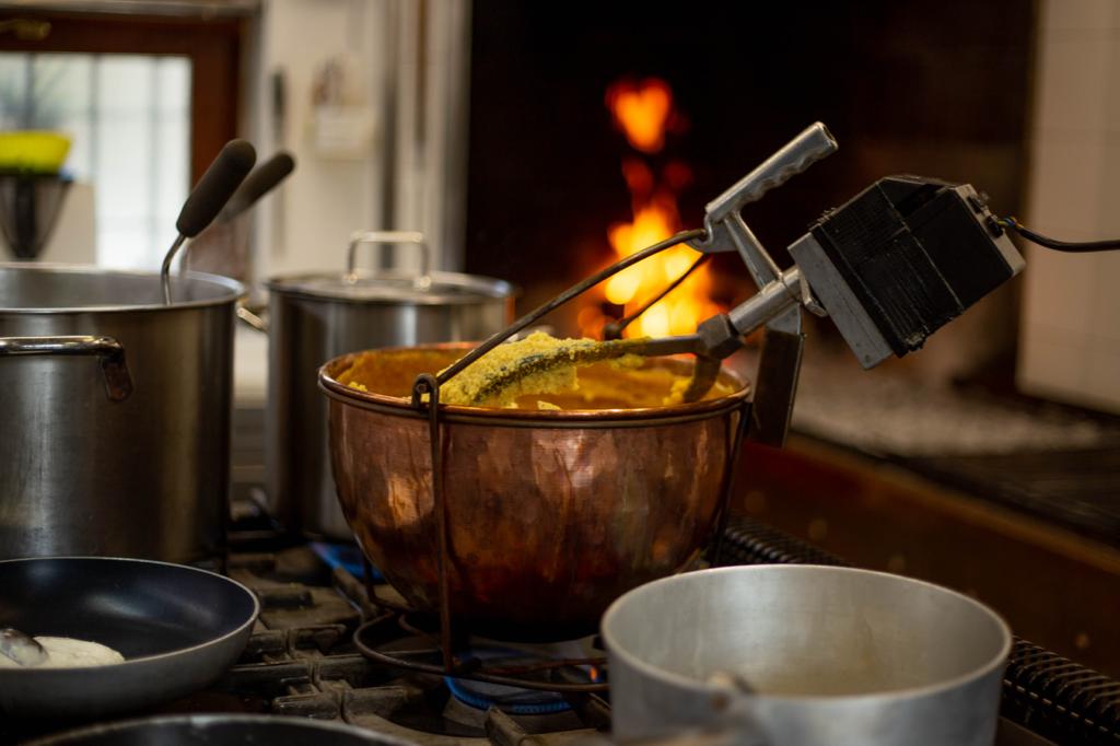 polenta in paiolo di rame sul fuoco in cucina da Belotti