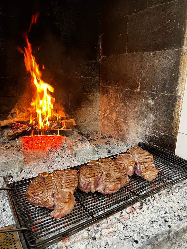 fiorentina sul fuoco e carne alla brace